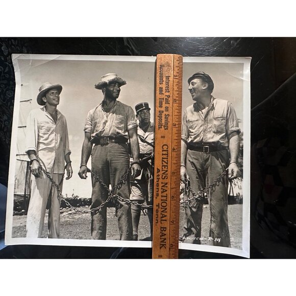 Vintage 1961 Movie Still From "The Devil At 4 OClock" Featuring Frank Sinatra Be - Picture 3 of 13